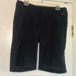 nike women’s polyester shorts black small (4-6)
great bermuda above the knee